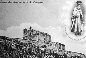 L'antico convento con le grotte sottostanti